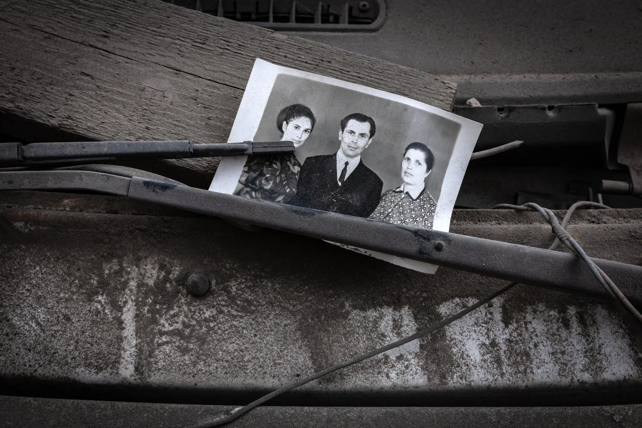 Українські сімейні фотографії, розміщені на пошкодженому автомобілі після вибуху в багатоквартирному будинку в Краматорську.